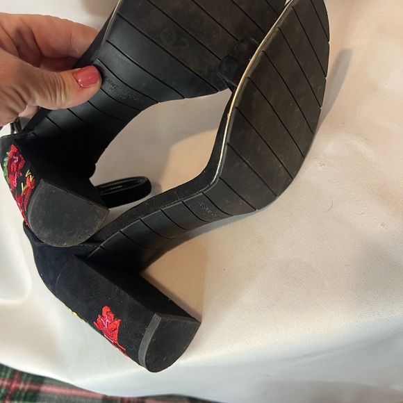Kenneth Cole New York Lisa Black Suede Heels Sandals size 7..5 Embroidered Heel - Picture 6 of 6